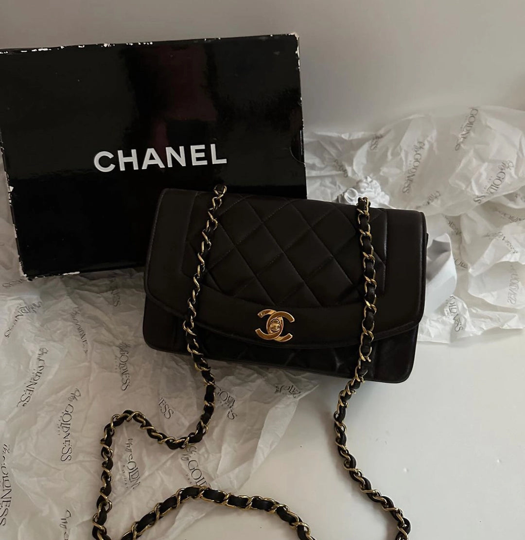 Chanel 22cm diana 🖤✨ with box, sticker and dust bag