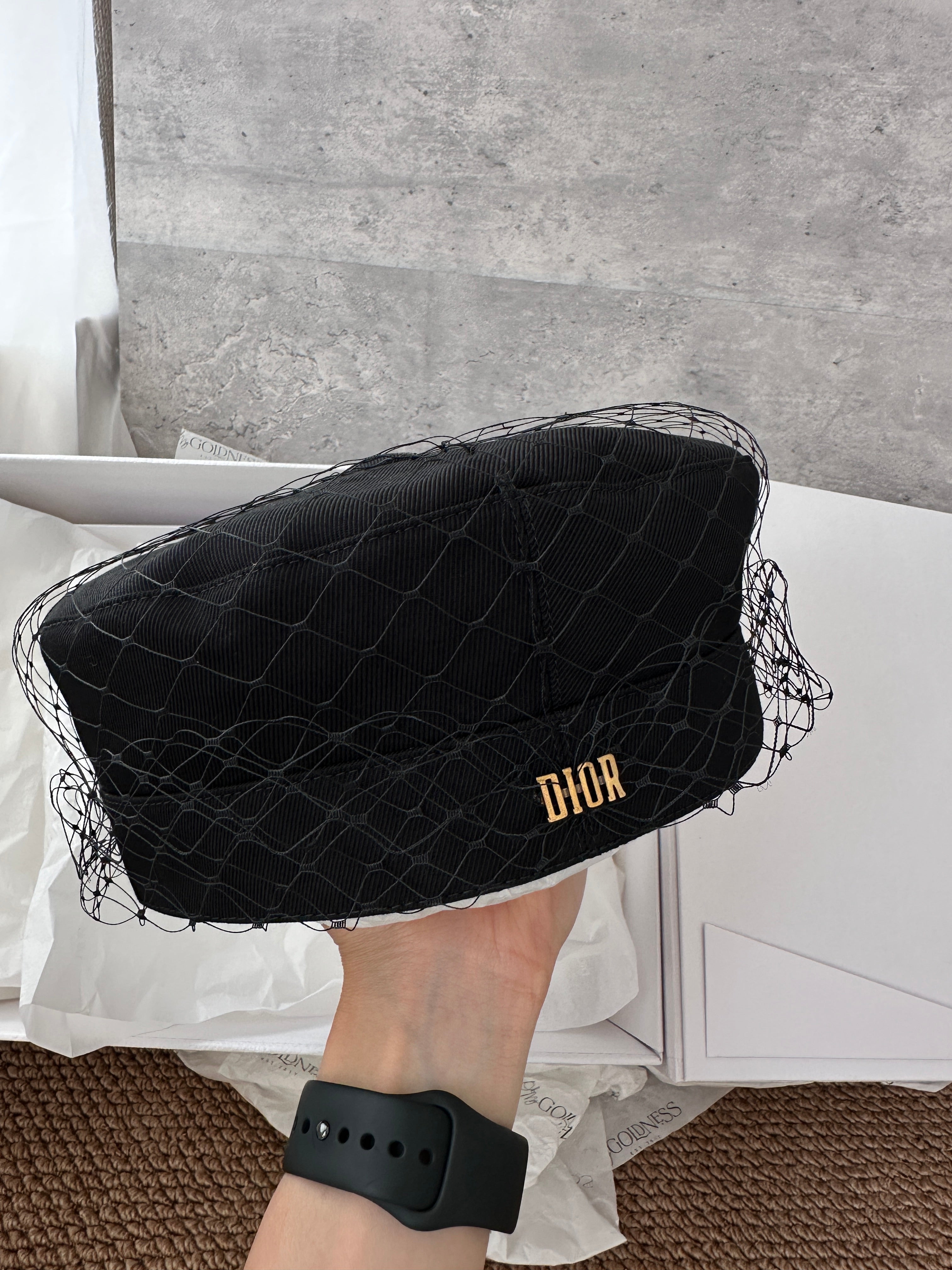 DIOR Veiled Beret Hat（Black with Gold Logo）｜Timeless Parisian