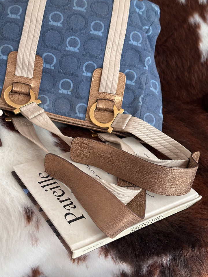 Ferragamo Monogram Small Tote Bag ✨🤎💙｜Signature Gancini Pattern・Lightweight Canvas・Everyday Essential