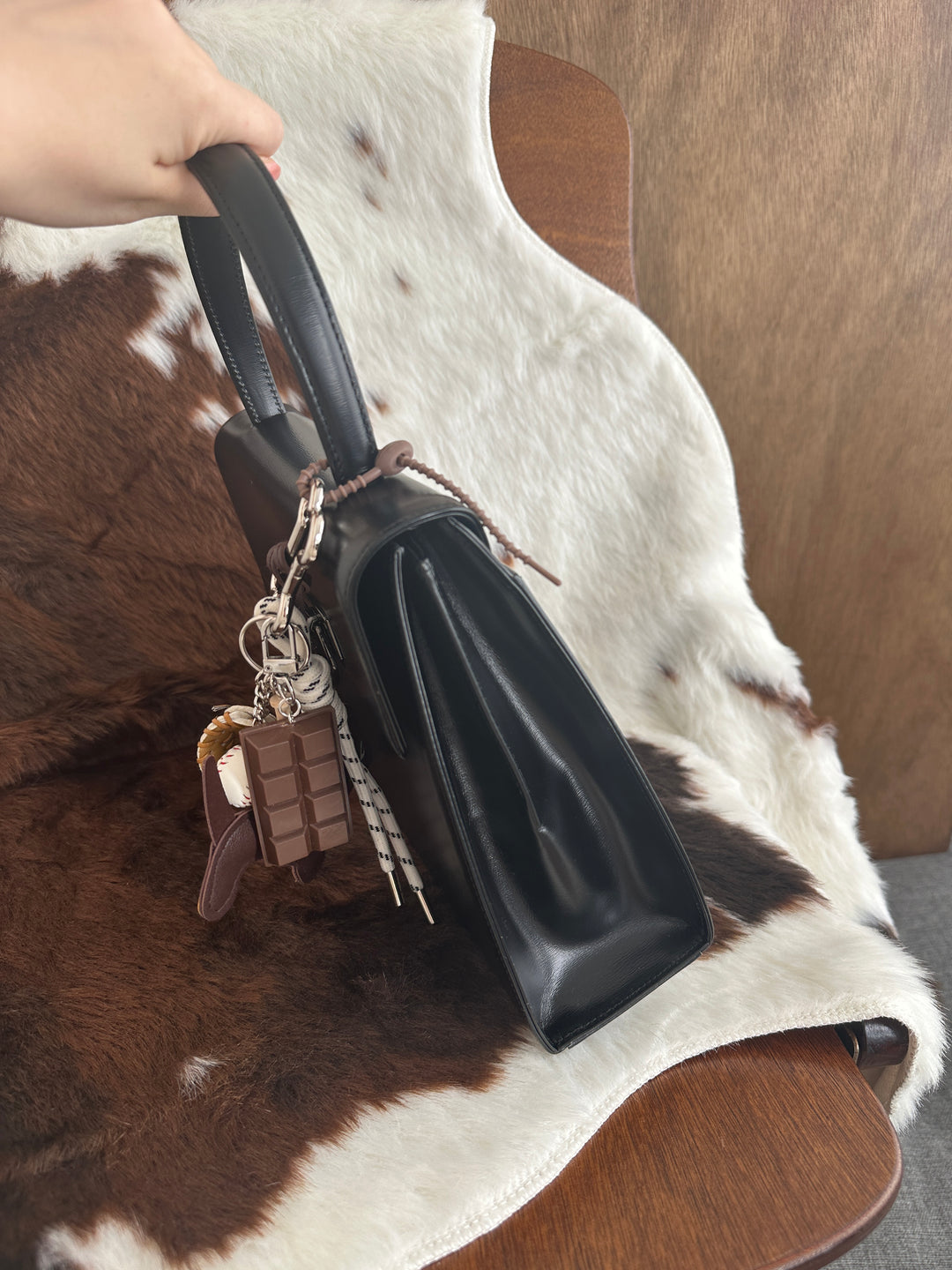 Givenchy Kelly Top Handle Bag 🖤💛｜Reversible Metal Clasp × Structured Silhouette × Elegant Top Handle