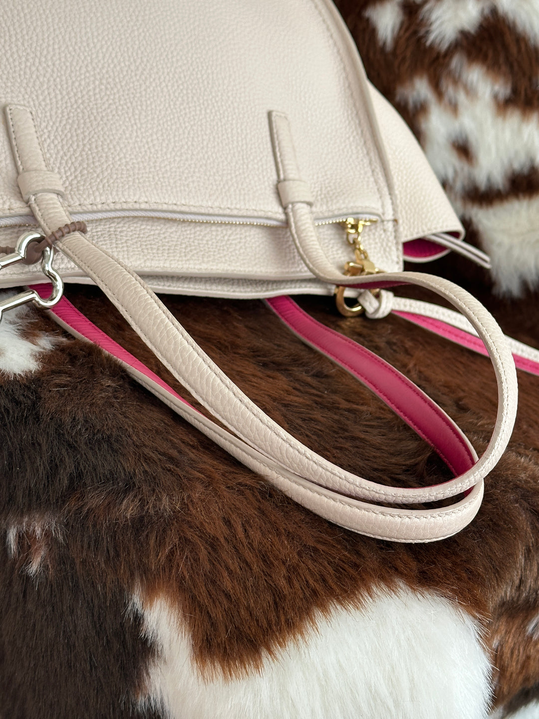 Ferragamo Leather Shoulder Bag 🤍🩷✨｜Bicolor Design・Grained Leather・Spacious Interior