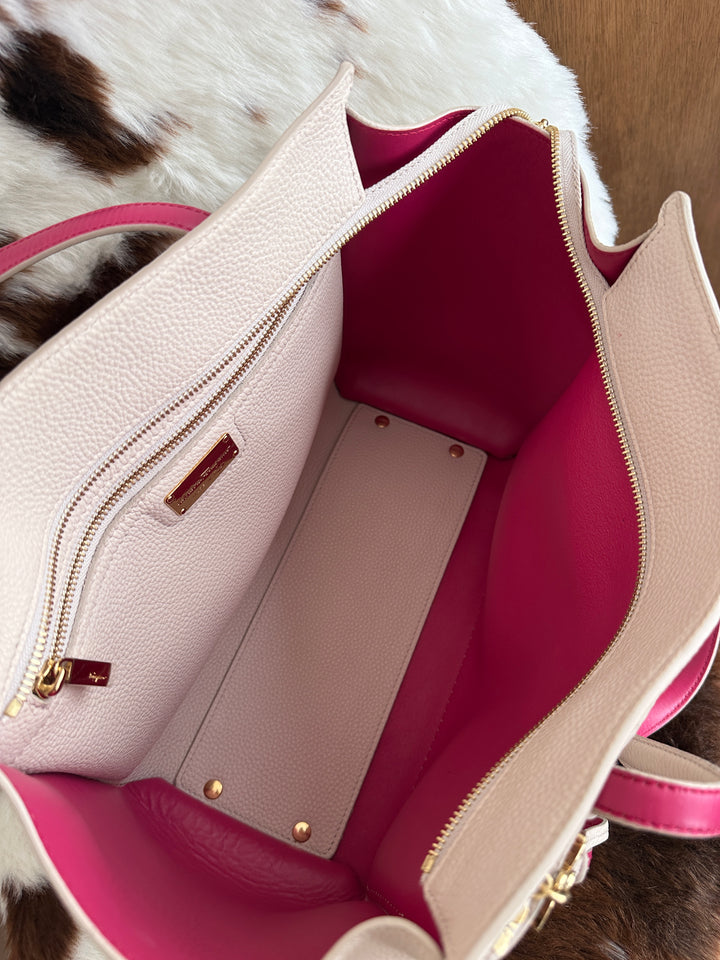 Ferragamo Leather Shoulder Bag 🤍🩷✨｜Bicolor Design・Grained Leather・Spacious Interior