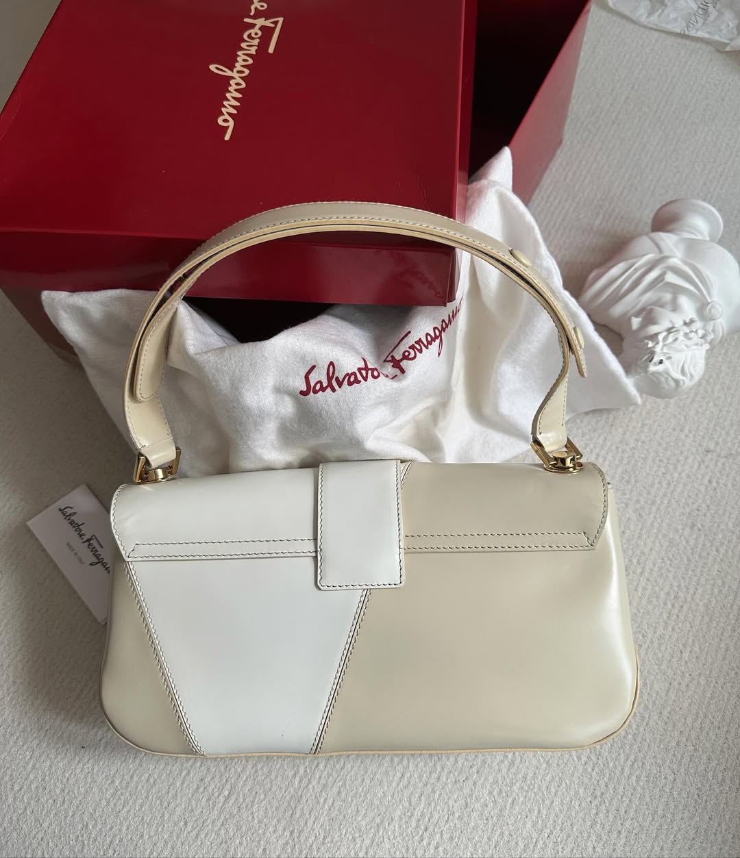 FERRAGAMO Cream & Beige Two-Tone Horseshoe Buckle Hobo｜Elegant Contrast × Goddess Vibes 🥞