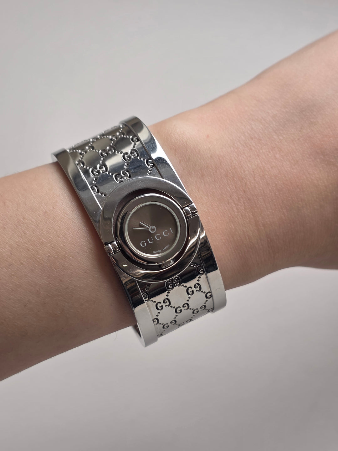 Gucci GG Bangle Watch 🩶✨｜Signature GG Monogram × Minimal Round Dial × Modern Vintage Elegance