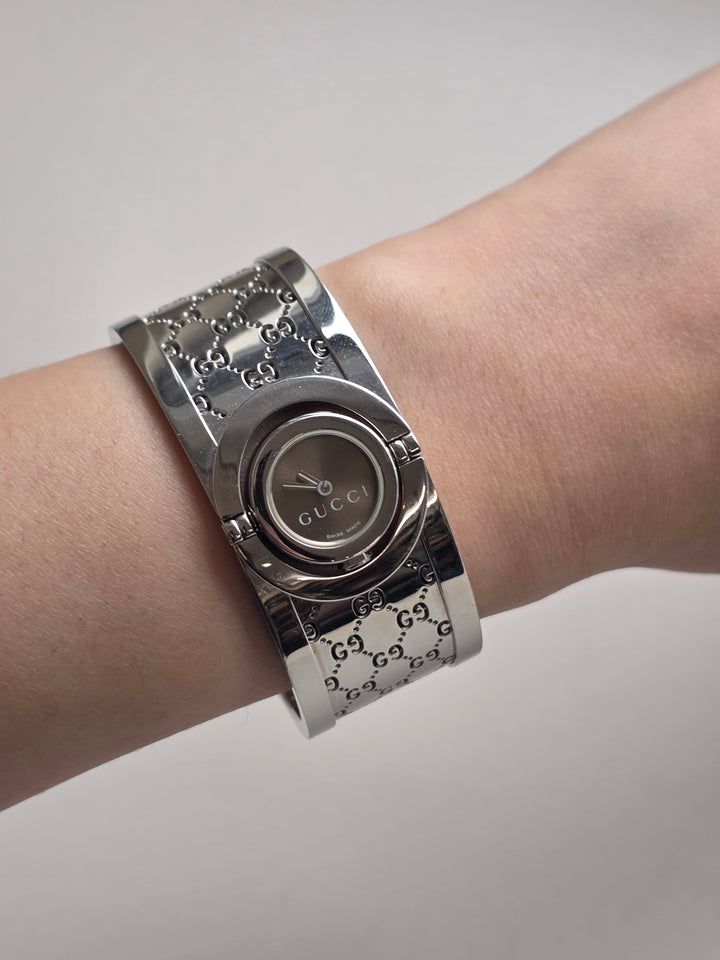Gucci GG Bangle Watch 🩶✨｜Signature GG Monogram × Minimal Round Dial × Modern Vintage Elegance