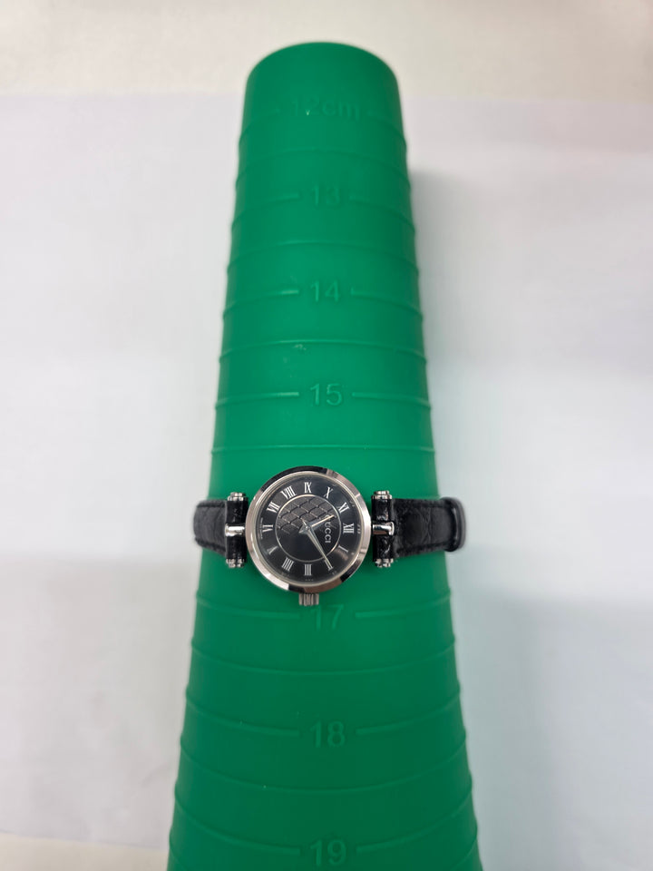 Gucci Roman Dial Watch 🖤✨｜Classic Roman Numerals × Textured Dial × Timeless Elegant Design