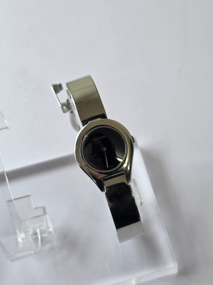 Gucci Oval Bangle Watch 🖤✨｜Sleek Oval Case × Minimal Dial × Signature Buckle Design