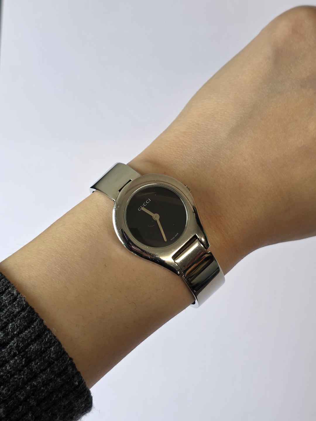 Gucci Oval Bangle Watch 🖤✨｜Sleek Oval Case × Minimal Dial × Signature Buckle Design