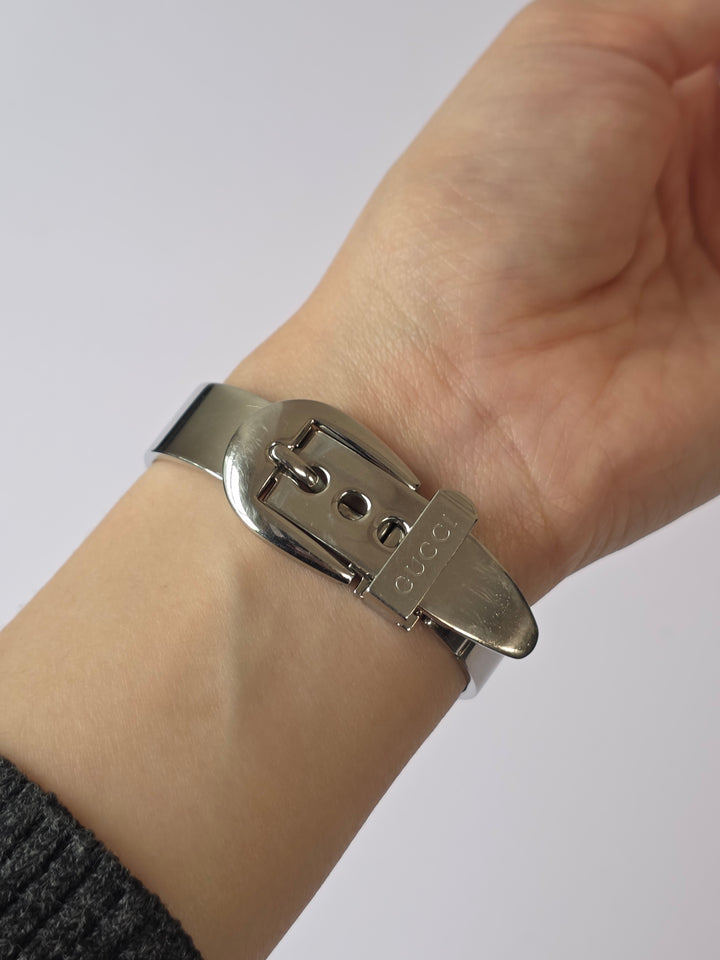 Gucci Oval Bangle Watch 🖤✨｜Sleek Oval Case × Minimal Dial × Signature Buckle Design