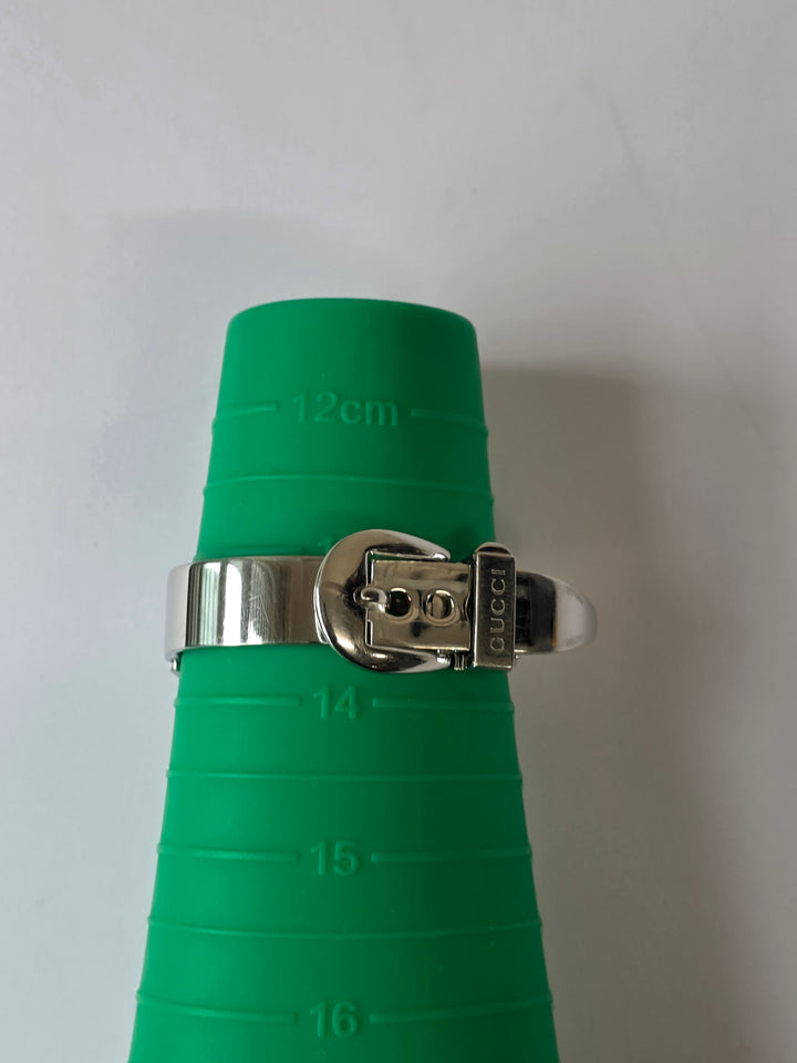 Gucci Oval Bangle Watch 🖤✨｜Sleek Oval Case × Minimal Dial × Signature Buckle Design