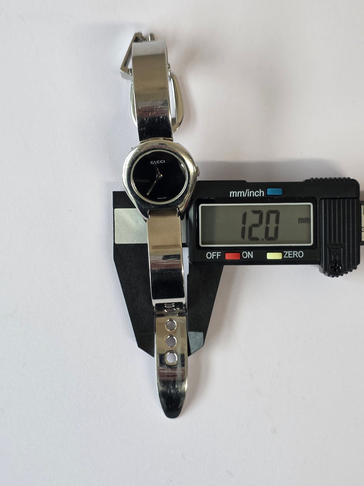 Gucci Oval Bangle Watch 🖤✨｜Sleek Oval Case × Minimal Dial × Signature Buckle Design