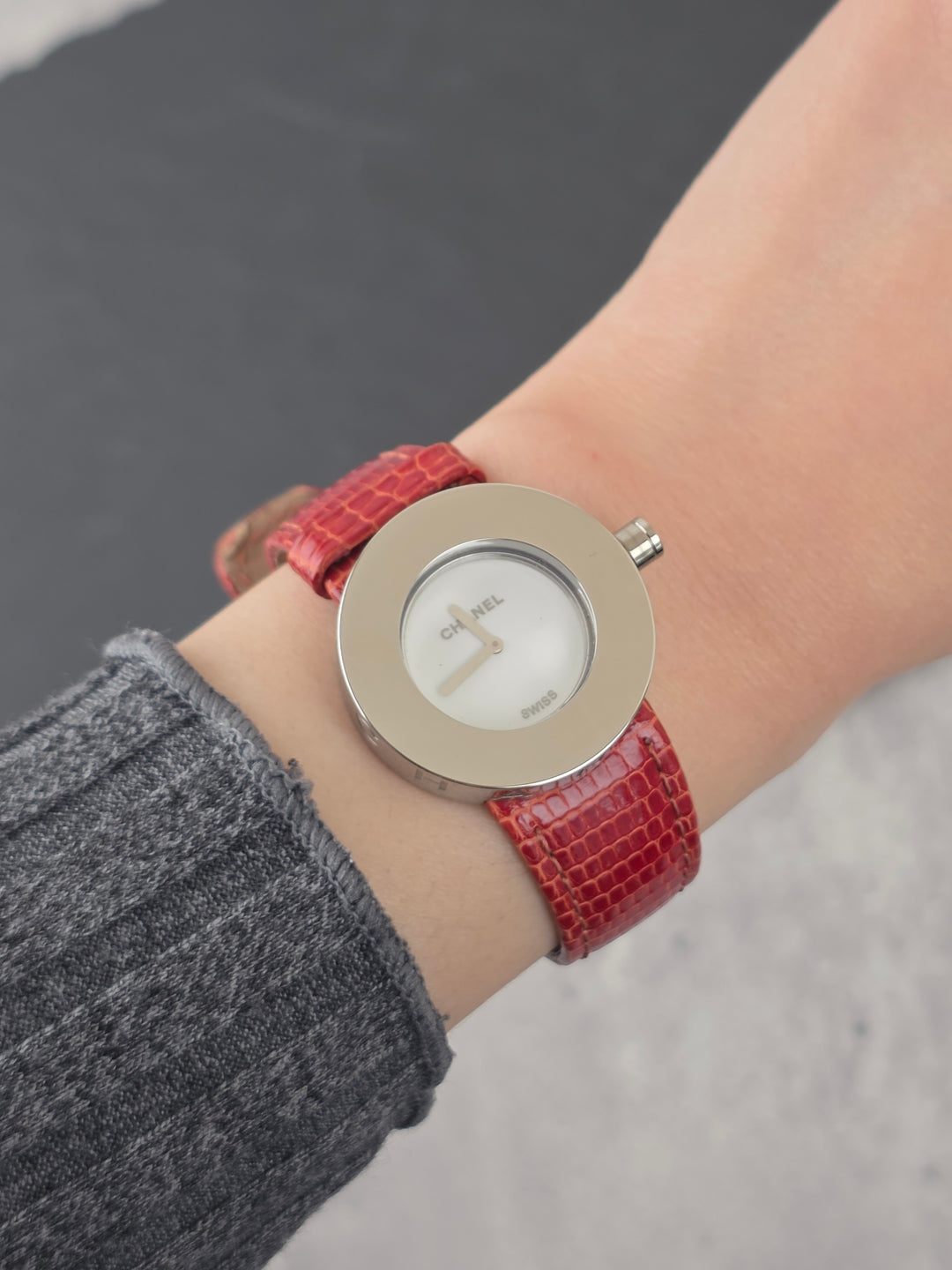 Chanel Logo Round Watch ✨｜Floating Dial Design × Minimal Modern Aesthetic