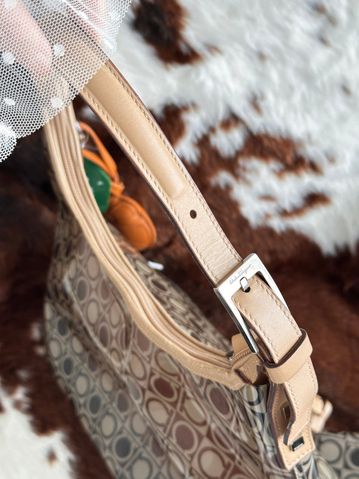 Ferragamo Transparent Monogram Hobo Bag 🤍🖤｜Clear PVC Design・Signature Monogram・With Pouch Set