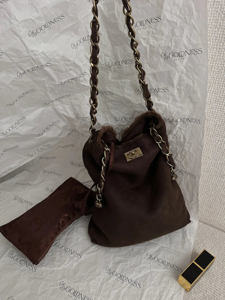 CHANEL Suede Drawstring Bucket Bag（Brick Red）｜Vintage Charm × Soft Elegance 🍒✨