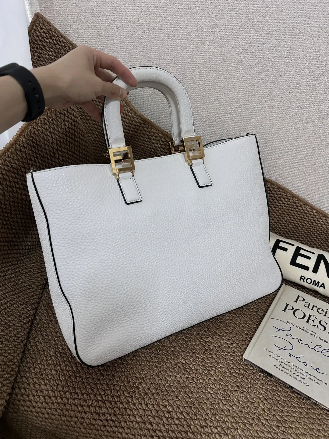 FENDI White Grained Leather Tote Bag（Gold Hardware）｜Crisp Elegance × Everyday Utility 🤍✨