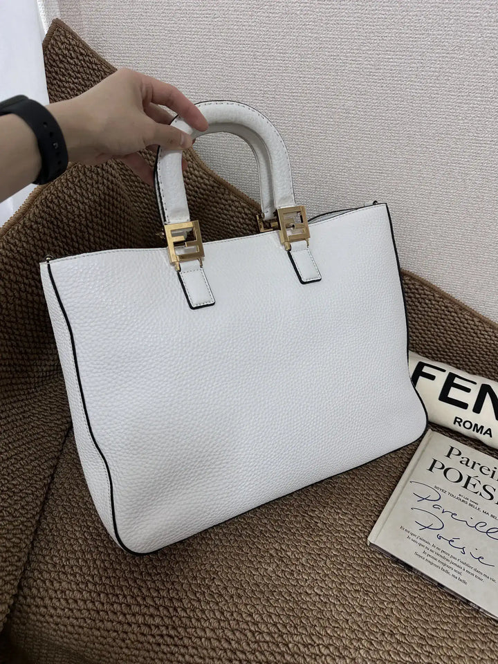 FENDI White Grained Leather Tote Bag（Gold Hardware）｜Crisp Elegance × Everyday Utility 🤍✨