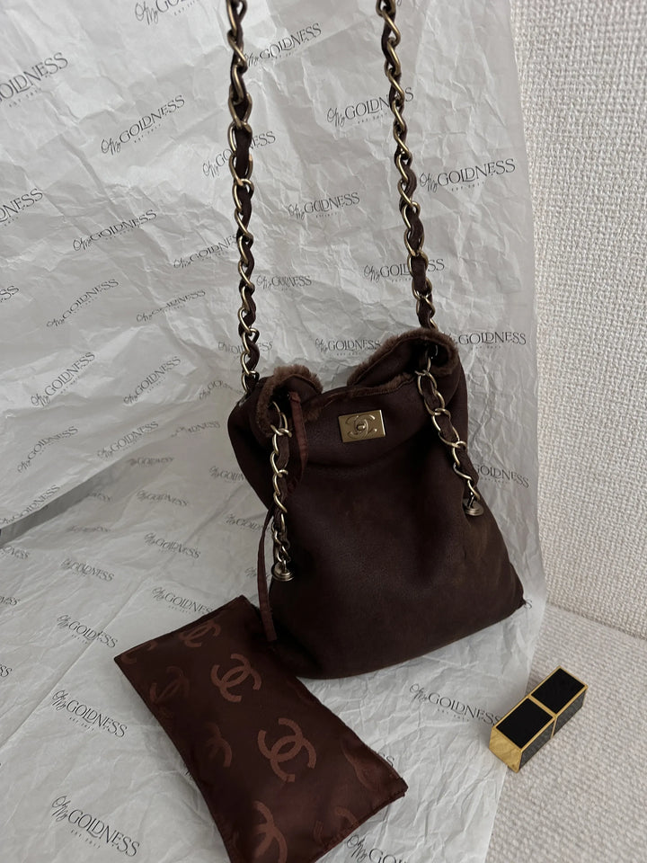 CHANEL Suede Drawstring Bucket Bag（Brick Red）｜Vintage Charm × Soft Elegance 🍒✨