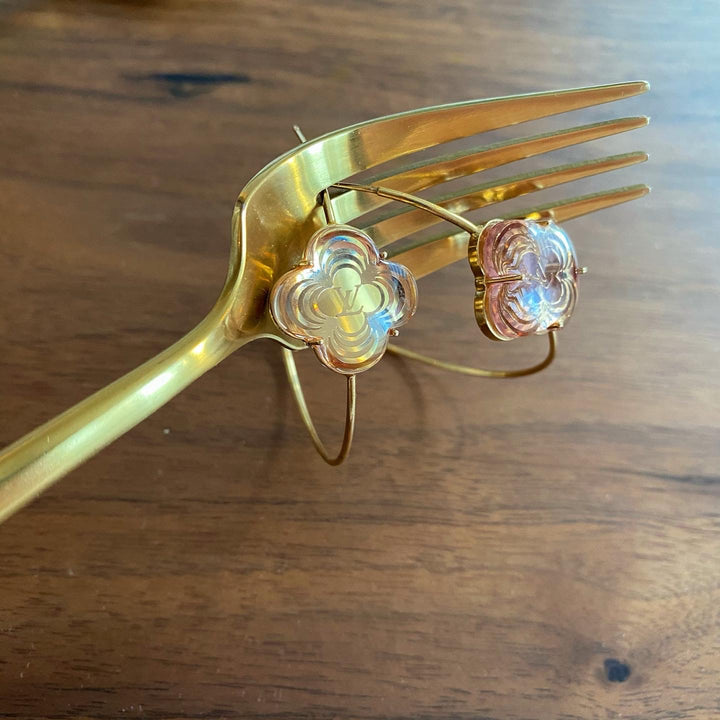 LOUIS VUITTON Loop Earrings｜Pink Transparent Clover Charm × Elegant Minimalism