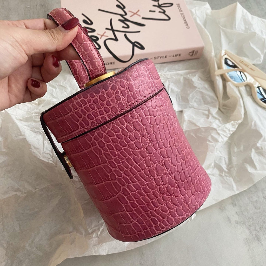 CELINE&nbsp; Croc-Embossed Vanity Bag（Pink）｜Rare Summer Charm × Playful Statement 💖🐊