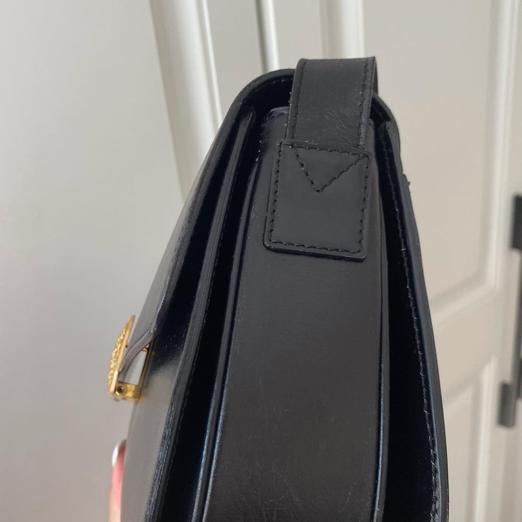 CELINE Arc de Triomphe Emblem Crossbody Bag（Black × Gold Hardware）｜Heritage Elegance × Everyday Versatility 🖤✨