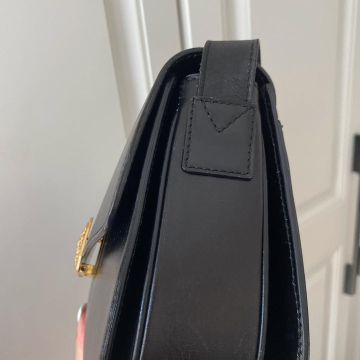 CELINE Arc de Triomphe Emblem Crossbody Bag（Black × Gold Hardware）｜Heritage Elegance × Everyday Versatility 🖤✨