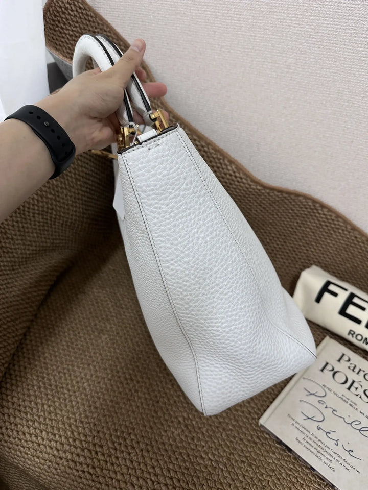 FENDI White Grained Leather Tote Bag（Gold Hardware）｜Crisp Elegance × Everyday Utility 🤍✨