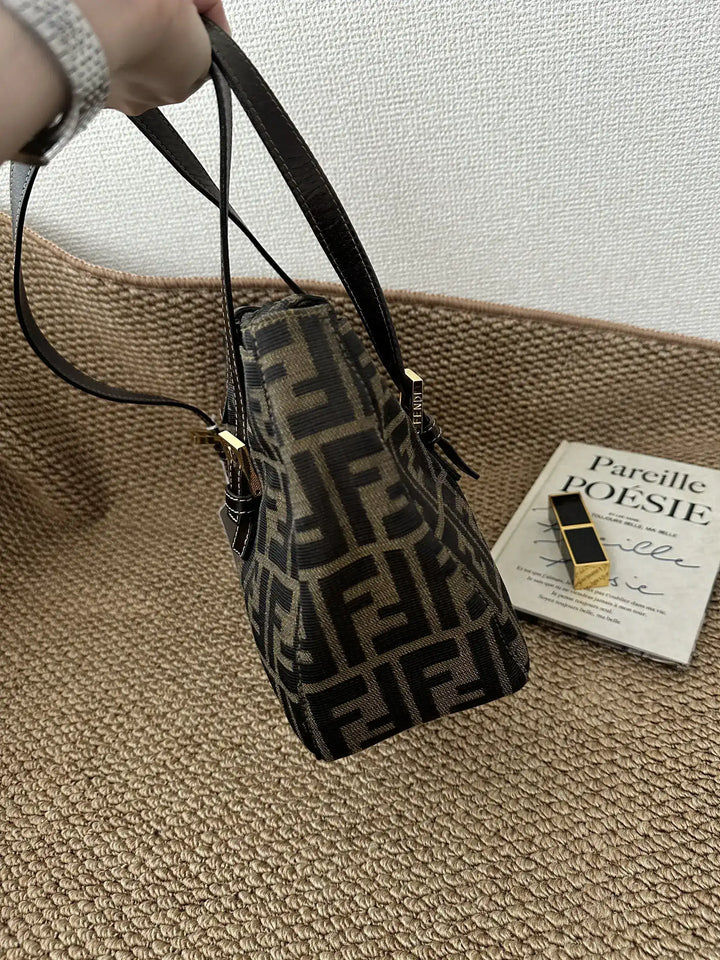 FENDI Monogram Baguette Tote（Brown Canvas & Leather Trim）｜Lightweight Elegance × Timeless Versatility 🤎✨