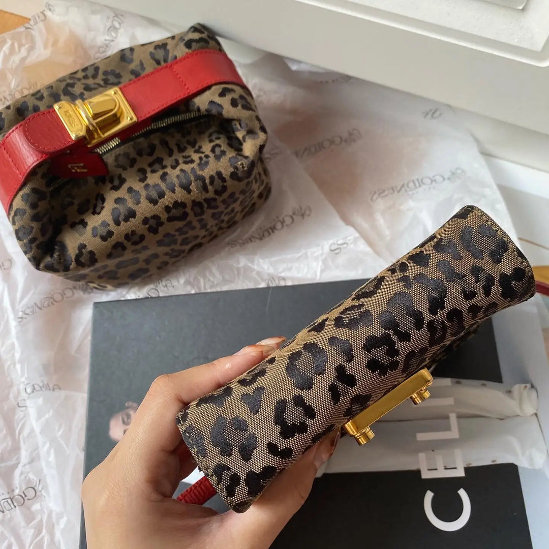 FENDI Leopard Mini Crossbody / Belt Bag（Leopard Print Canvas × Gold-tone Lock）｜Playful Chic × Statement Accessory 🐆✨