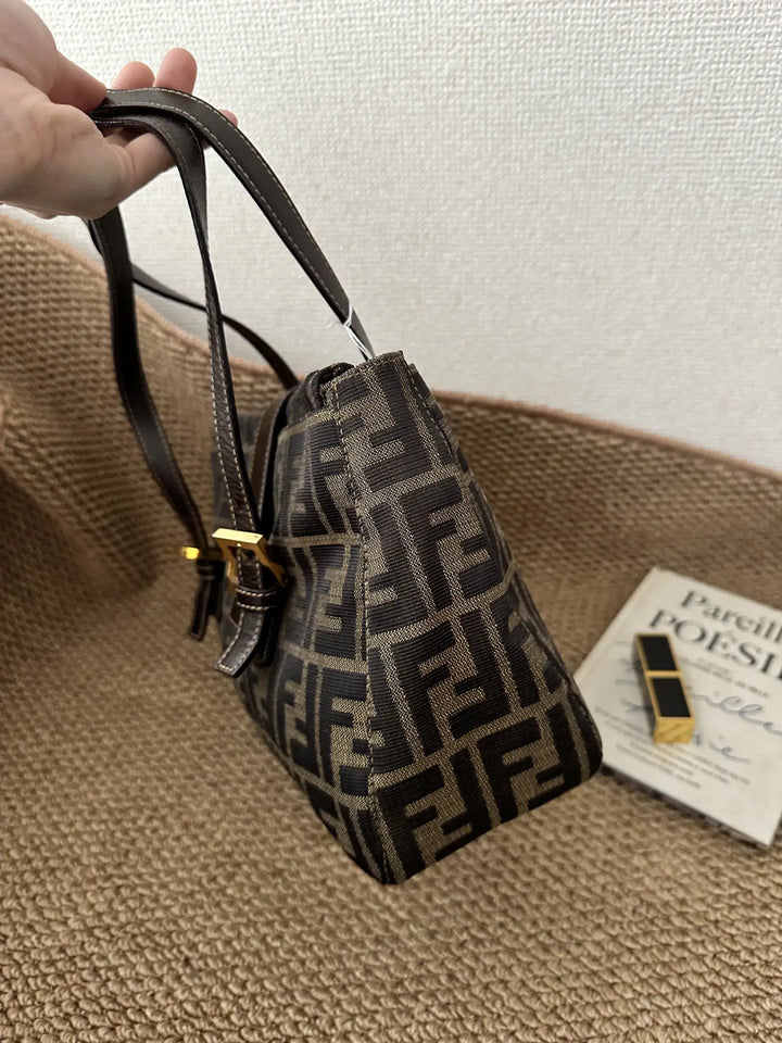 FENDI Monogram Baguette Tote（Brown Canvas & Leather Trim）｜Lightweight Elegance × Timeless Versatility 🤎✨