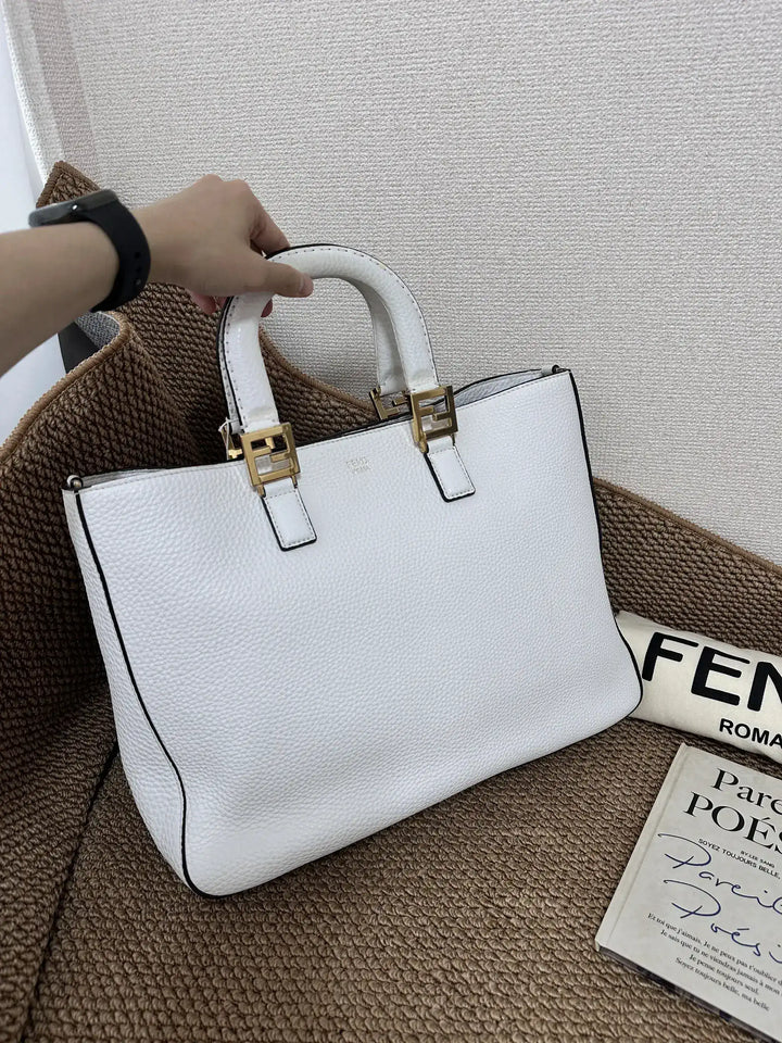 FENDI White Grained Leather Tote Bag（Gold Hardware）｜Crisp Elegance × Everyday Utility 🤍✨