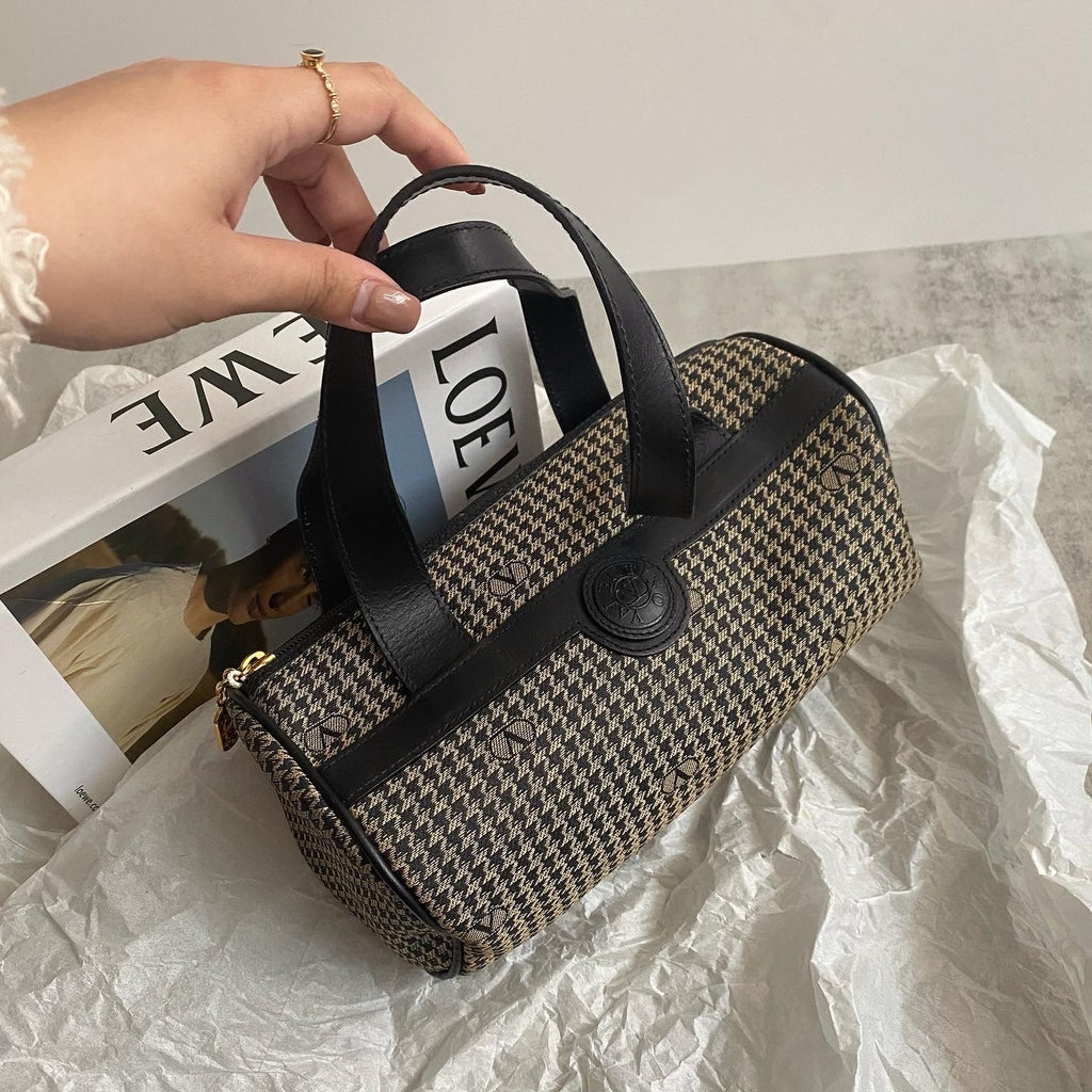 VALENTINO Houndstooth Mini Duffle Bag｜Monogram Charm × Timeless Winter Chic ❄️🖤 Compact & Elegant