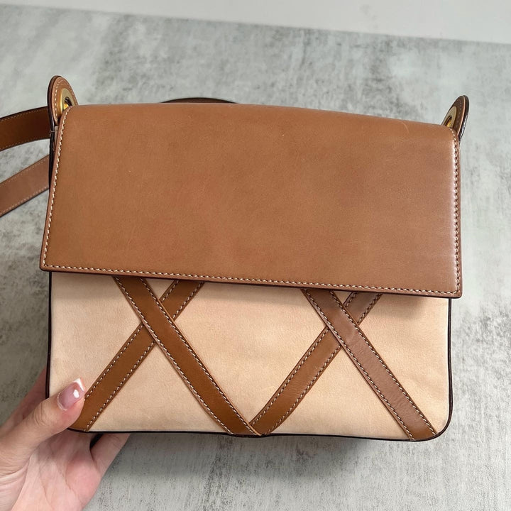 CELINE Calfskin & Haircalf Crossbody Bag（Camel × Beige）｜Playful Geometry × Casual Chic 🤎✨