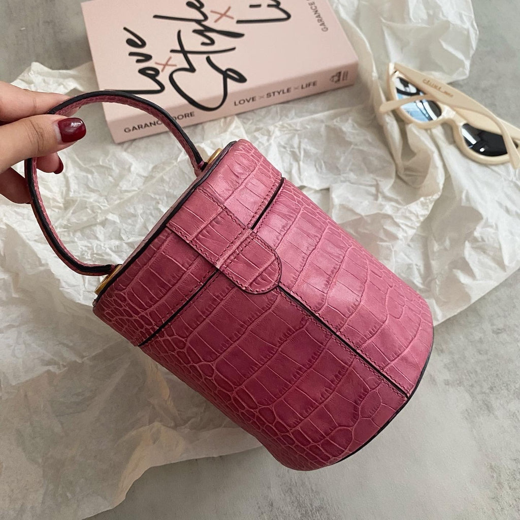 CELINE&nbsp; Croc-Embossed Vanity Bag（Pink）｜Rare Summer Charm × Playful Statement 💖🐊
