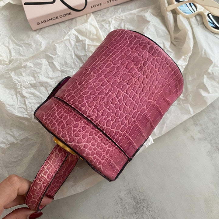 CELINE&nbsp; Croc-Embossed Vanity Bag（Pink）｜Rare Summer Charm × Playful Statement 💖🐊