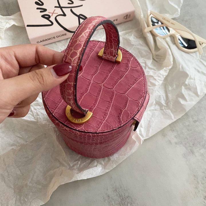 CELINE&nbsp; Croc-Embossed Vanity Bag（Pink）｜Rare Summer Charm × Playful Statement 💖🐊