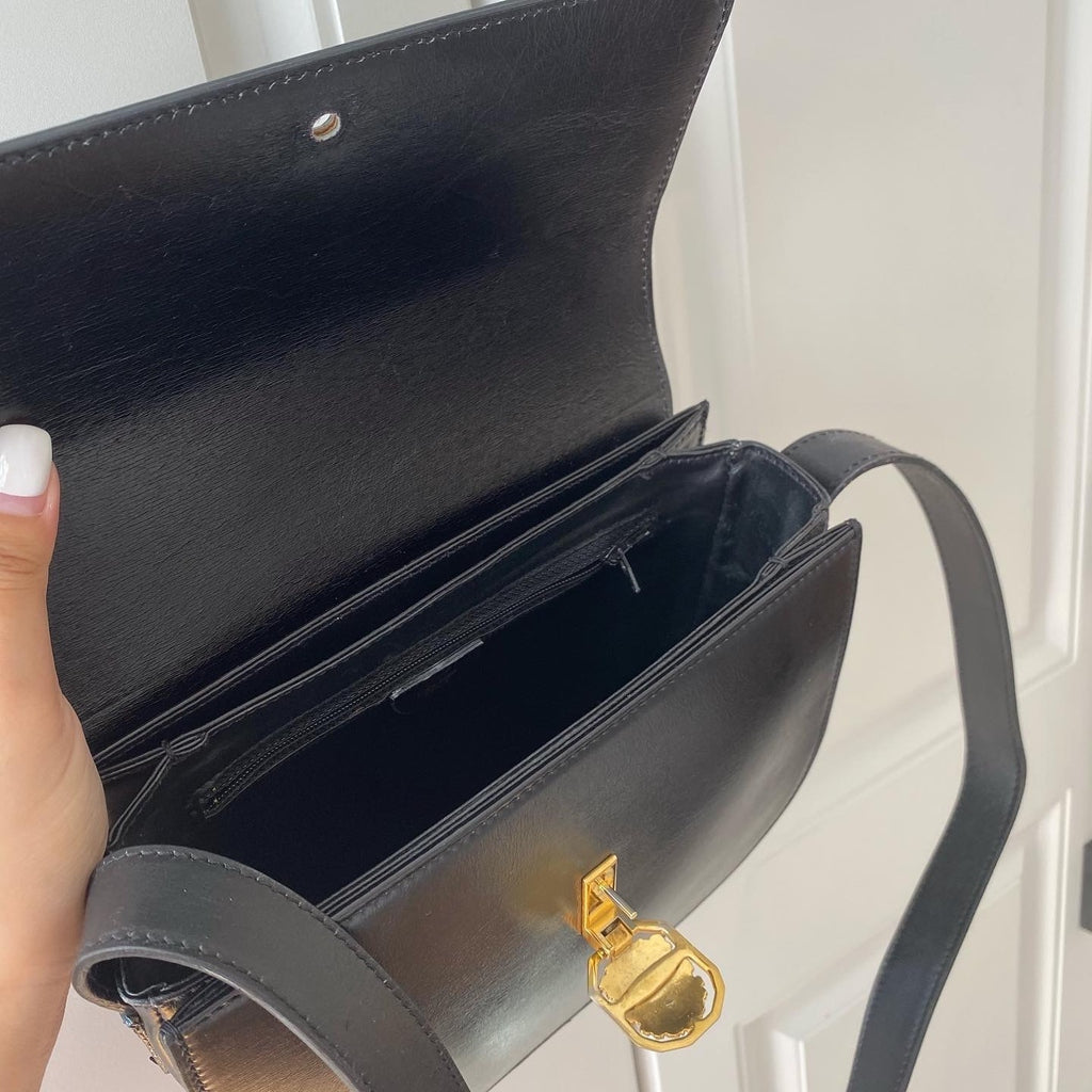 CELINE Arc de Triomphe Emblem Crossbody Bag（Black × Gold Hardware）｜Heritage Elegance × Everyday Versatility 🖤✨