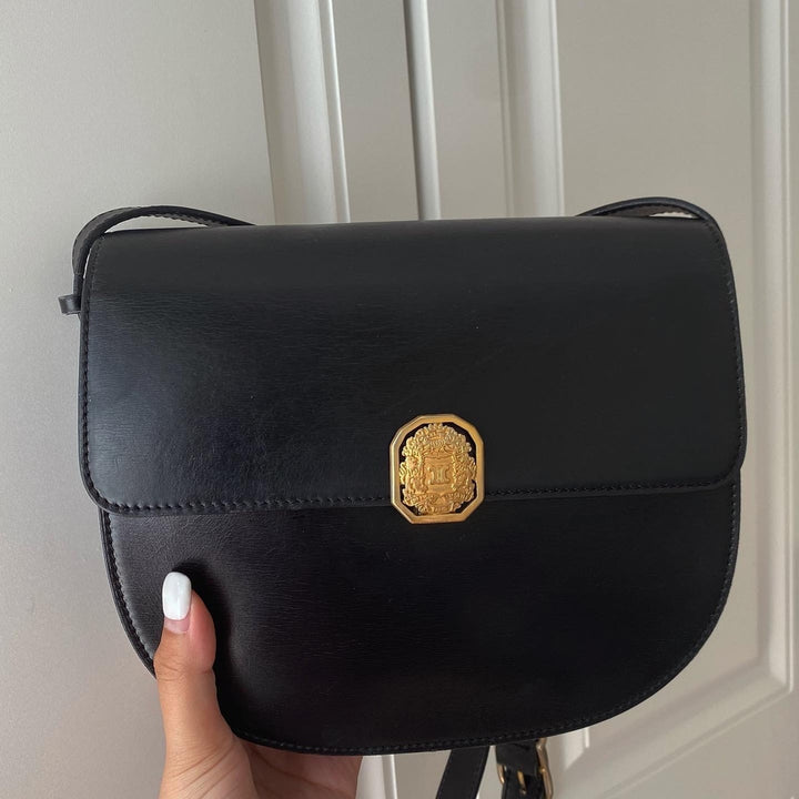 CELINE Arc de Triomphe Emblem Crossbody Bag（Black × Gold Hardware）｜Heritage Elegance × Everyday Versatility 🖤✨