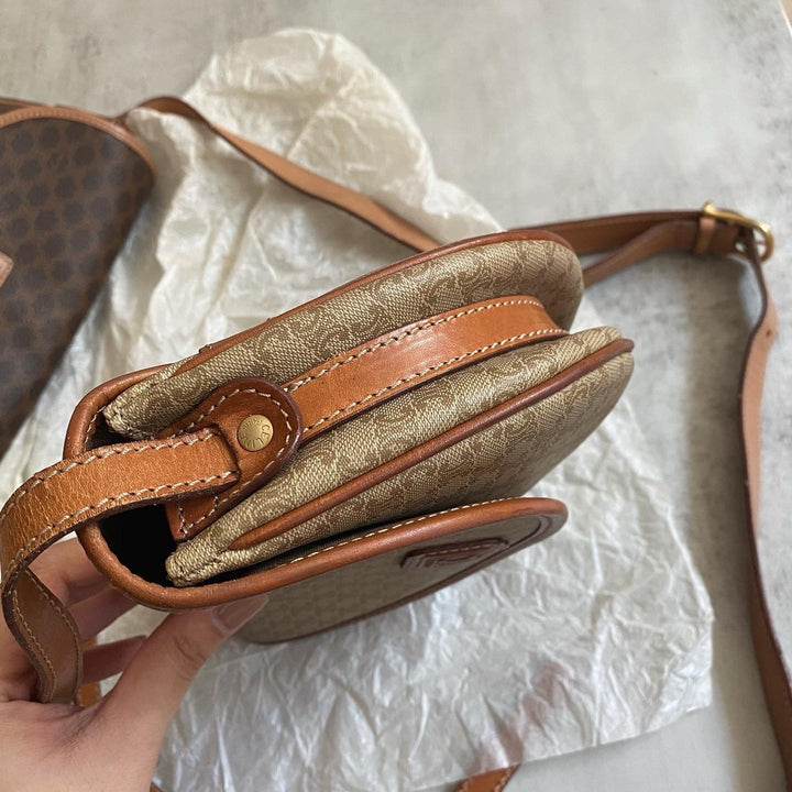 CELINE Monogram Half-Moon Crossbody Bag（Beige）｜Chic Versatility × Playful Curves 🌓✨