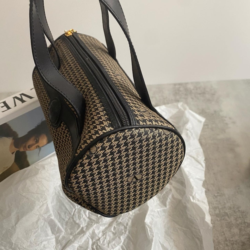 VALENTINO Houndstooth Mini Duffle Bag｜Monogram Charm × Timeless Winter Chic ❄️🖤 Compact & Elegant
