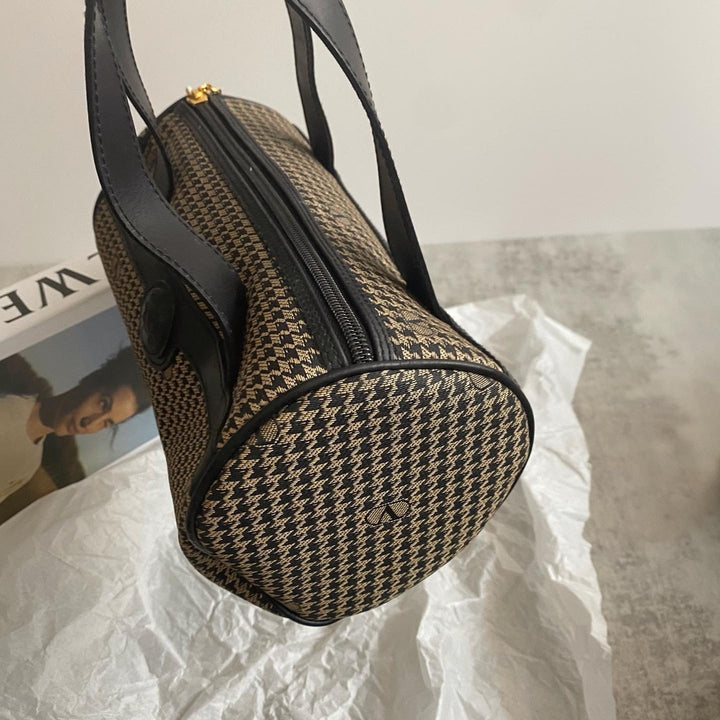 VALENTINO Houndstooth Mini Duffle Bag｜Monogram Charm × Timeless Winter Chic ❄️🖤 Compact & Elegant