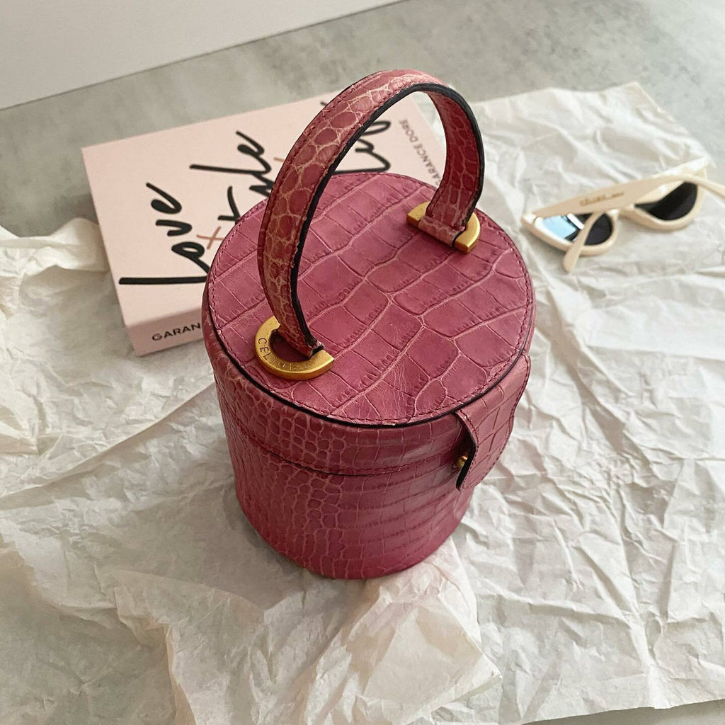 CELINE&nbsp; Croc-Embossed Vanity Bag（Pink）｜Rare Summer Charm × Playful Statement 💖🐊