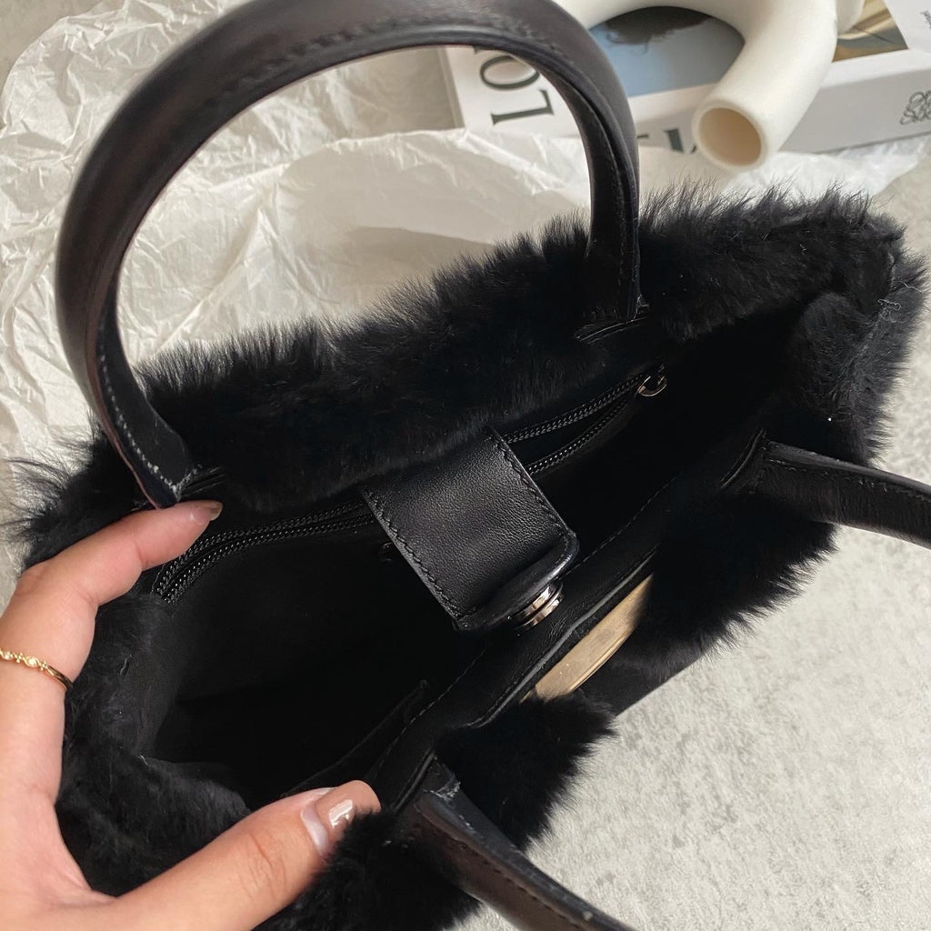 FERRAGAMO Black Fur Handbag｜Winter Warmth × Elegant Prestige ❄️🖤