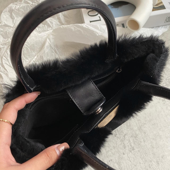 FERRAGAMO Black Fur Handbag｜Winter Warmth × Elegant Prestige ❄️🖤