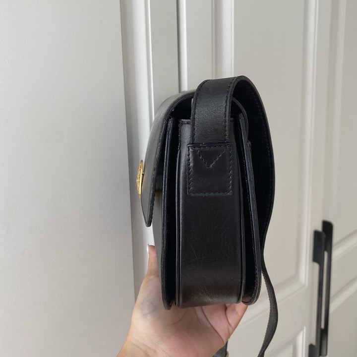 CELINE Arc de Triomphe Emblem Crossbody Bag（Black × Gold Hardware）｜Heritage Elegance × Everyday Versatility 🖤✨