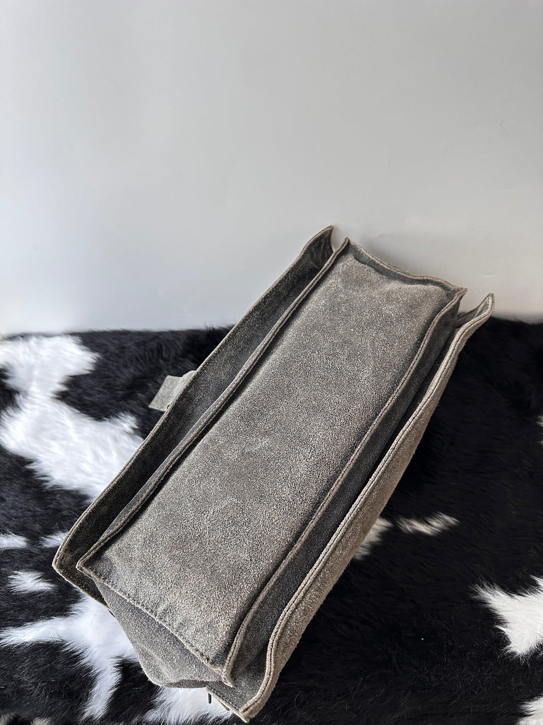 Celine Suede Baguette Bag 🩶｜Moto Buckle Detail・Soft Suede Texture・Effortless Vintage Chic