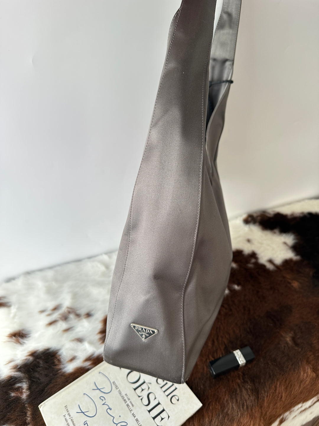 Prada Satin Hobo Bag 🩶｜Sculpted Hobo Silhouette・Lustrous Satin Finish・Chic Minimalist