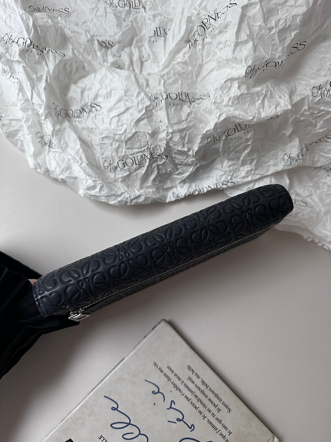 Loewe Embossed Leather Long Wallet 🖤✨｜Anagram Pattern・Refined Silhouette・Elegant Minimalism