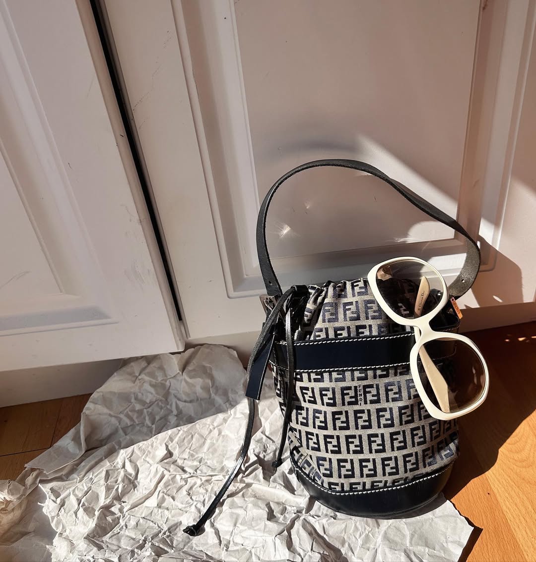 FENDI Monogram Drawstring Bucket Bag（Black & White）｜Playful Charm × Effortless Chic 🐼🖤
