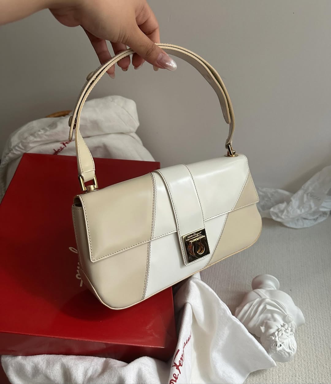 FERRAGAMO Cream & Beige Two-Tone Horseshoe Buckle Hobo｜Elegant Contrast × Goddess Vibes 🥞