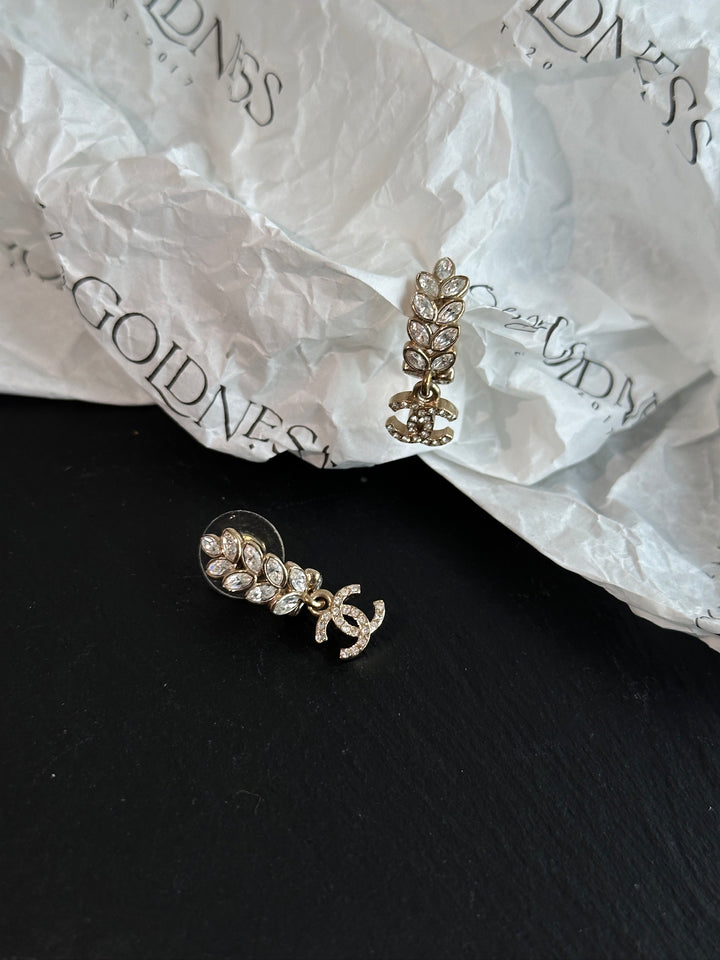 CHANEL Crystal Cat Stud Earrings (Rare Seasonal Release) – Iconic CC Eyes × Sparkling Detail